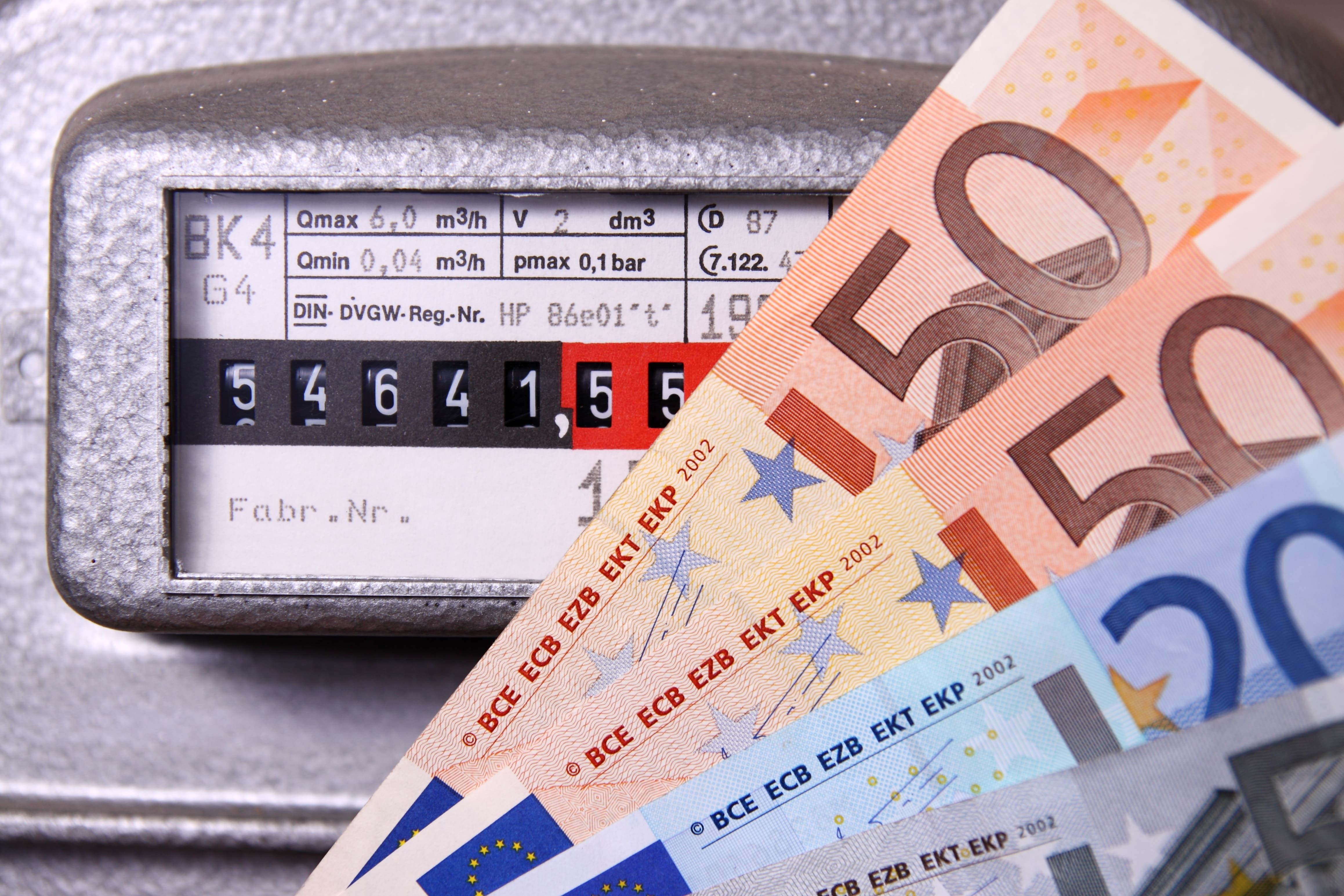 Geldscheine vor Gaszähler