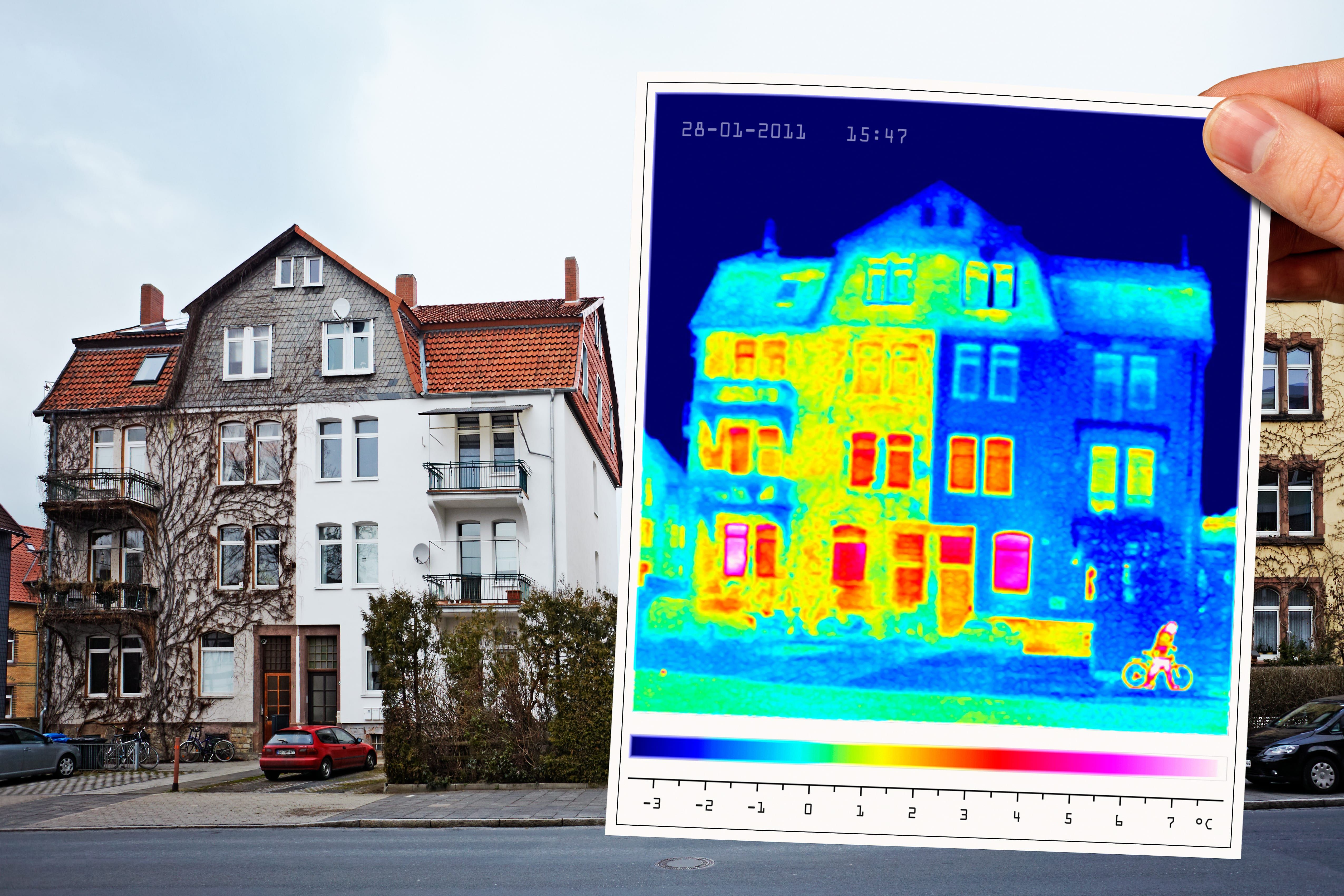 Zur Hälfte saniertes Haus plus eine Thermografie, die zeigt, dass es auf der sanierten Seite keine Wärmeverluste gibt