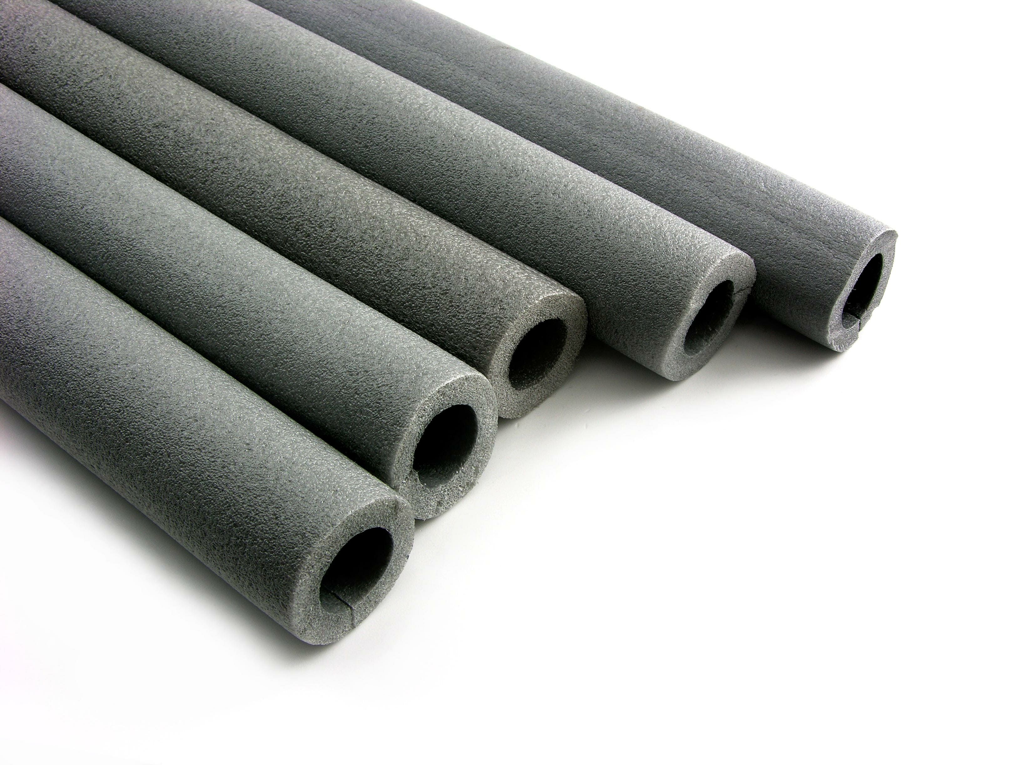 Fünf graue Schaumisolierungen, mit denen sich die Sanierungspflicht der Rohrdämmung erfüllen lässt